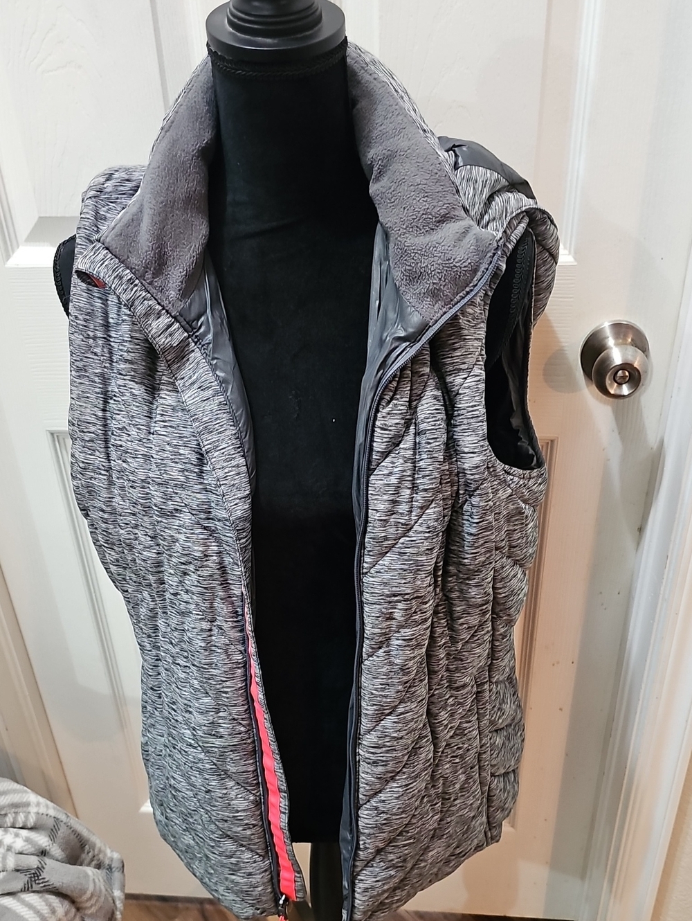 tek gear Heather Grey Quilted Women's Puffer Vest with Fleece Collar. Large